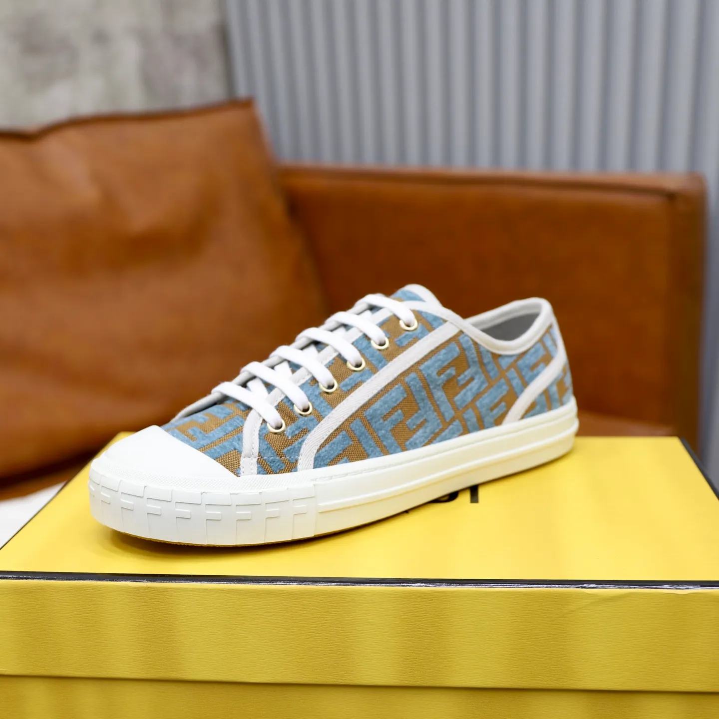 Factory price: 480 original order (couple model) Brand: FENDI Fendi 🙅‍♂️🙅‍♂️🙅‍♂️ Size: Female 35–40, Male 39-44 (45 can be customized) Grade: Official website genuine Material: Imported original LoGO fabric upper Original comfortable lining TPU wear-resistant lightweight outsole Style category: Loafers New trendy shoes Color: actual picture color